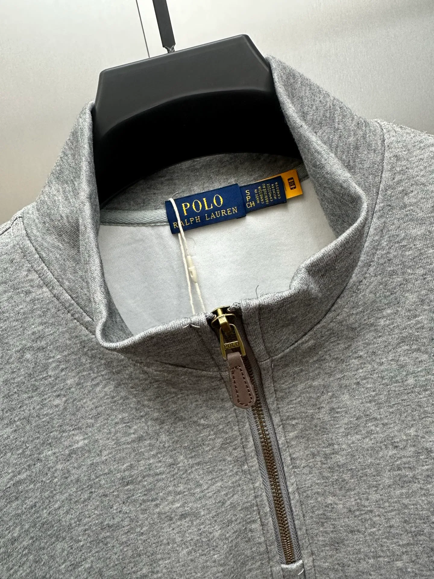 P250 Ralph Lauren/Ralph Lauren classic small logo embroidered turtleneck half-zip sweatshirt, simple and versatile ~ super delicate and soft, close to the body without being tied. Perfectly reflects the brand's sense of superiority. The cut is standard, comfortable to stretch, unrestricted in movement, and highly practical to wear. Classic and simple style, with pony embroidery pattern on the chest, imported machines, three-dimensional and full. Original Polo brass zipper, three-dimensional windproof lapels, taking into account warmth and cool lines, full of coolness, half-open lazy mode. The fit is loose, whether worn alone or layered, you can wear different styles of fashion with just one piece. Color: black, white, gray, brown, navy. Size: S-xL